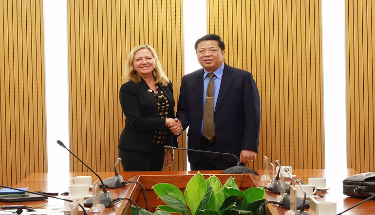 Bộ trưởng Xây dựng Trần Hồng Minh tiếp Giám đốc quốc gia của WB tại Việt Nam, Lào, Campuchia bà Mariam Sherman.