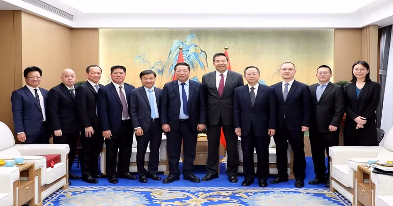Các đại biểu chụp ảnh lưu niệm sau buổi làm việc.