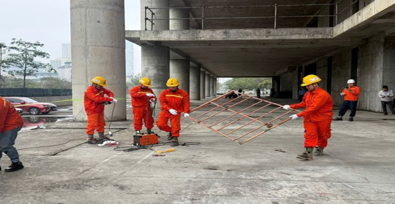 Các nhà thầu dọn dẹp, chuẩn bị triển khai thi công dự án.