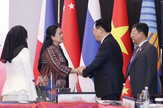 Chủ tịch Quốc hội Vương Đình Huệ với Chủ tịch Hạ viện Indonesia, Chủ tịch AIPA, Puan Maharani. (Ảnh: Doãn Tấn/TTXVN)