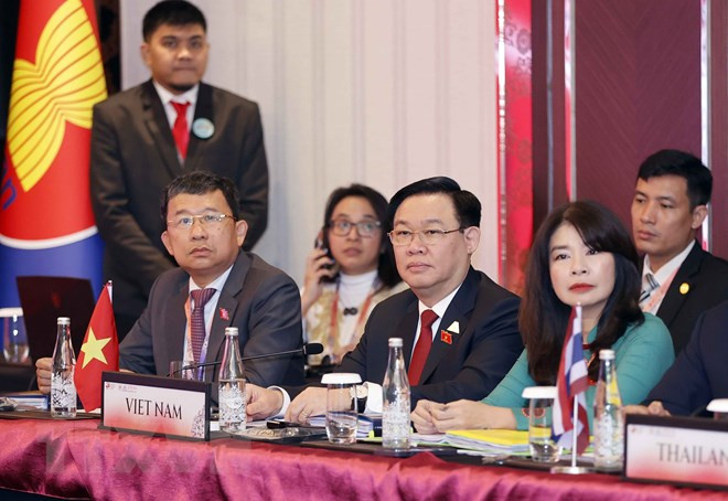 Chủ tịch Quốc hội Vương Đình Huệ và thành viên Đoàn đại biểu Việt Nam dự phiên họp. (Ảnh: Doãn Tấn/TTXVN)