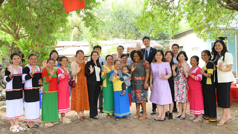 Các đại biểu thăm các hộ hưởng lợi từ dự án ở Ninh Thuận. (Ảnh: UN Women)