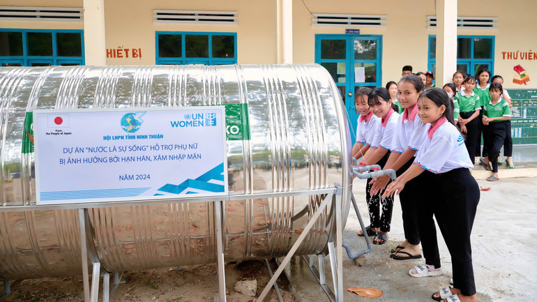 Học sinh tại Ninh Thuận với nguồn nước sạch từ dự án “Nước là sự sống”. (Ảnh: UN Women)