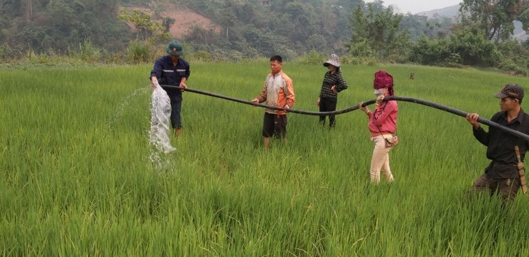 Chung sức cùng nông dân cứu lúa, xã Mường Báng (huyện Tủa Chùa) đã hỗ trợ máy bơm ngày đêm bơm nước từ sông Nậm Mức vào ruộng.