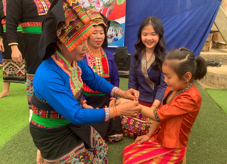 Buộc chỉ cổ tay cầu may cho mọi người.