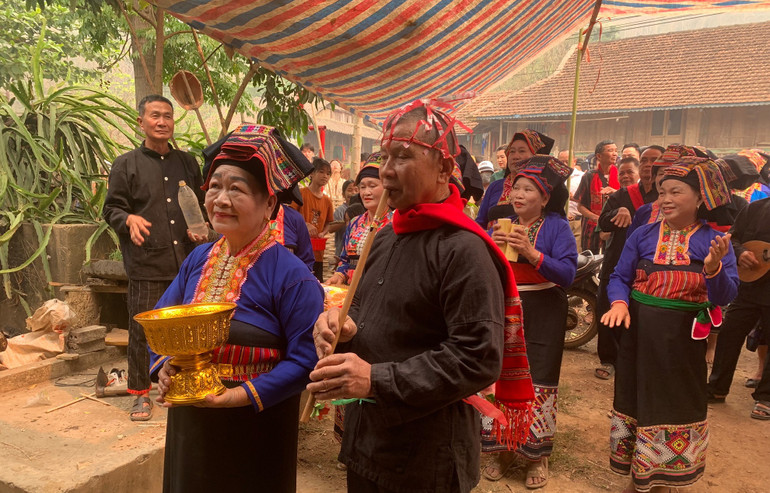 Đến từng nhà “xin nước” trong Tết té nước của dân tộc Lào.