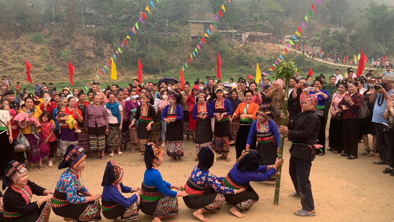 Người dân trong bản Na Sang 1 chung vui trong Tết té nước.