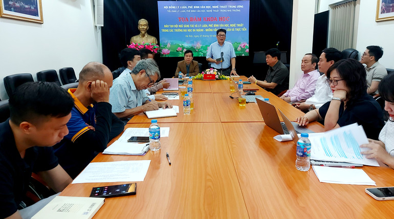 Toàn cảnh buổi tọa đàm khoa học.