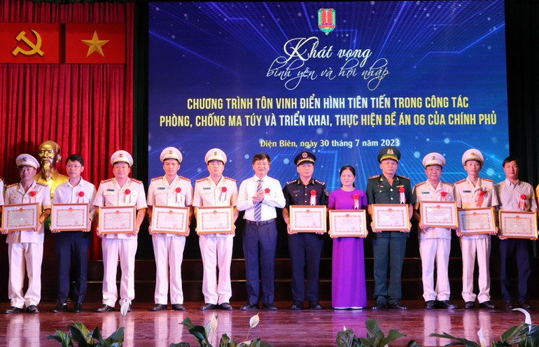 Đồng chí Lê Thành Đô, Chủ tịch Ủy ban nhân dân tỉnh Điện Biên tặng Bằng khen cho các tập thể có thành tích trong phòng chống ma túy và thực hiện Đề án 06.
