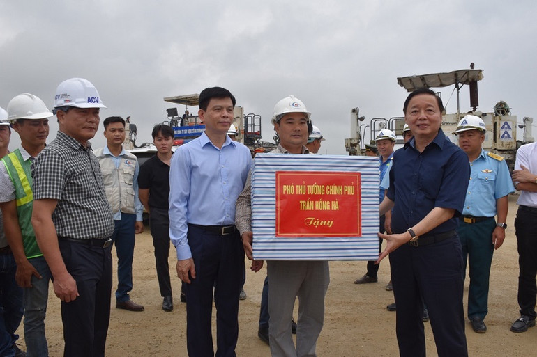 Phó Thủ tướng Chính phủ Trần Hồng Hà tặng quà, động viên các đơn vị thi công Cảng Hàng không Điện Biên.