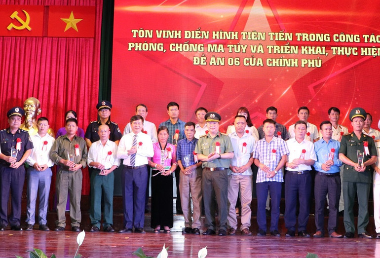 Đồng chí Lê Thành Đô, Chủ tịch Ủy ban nhân dân tỉnh Điện Biên cùng đồng chí Lù Minh Phương, Phó Giám đốc Công an tỉnh trao thưởng các tập thể, cá nhân điển hình.