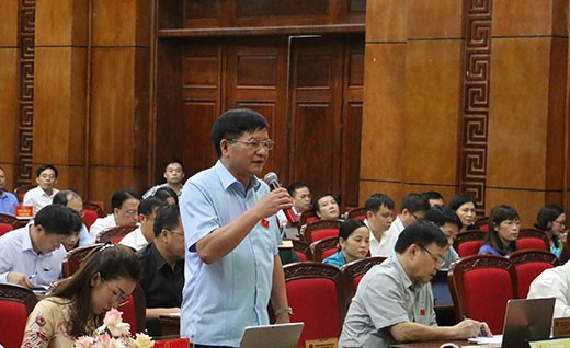 Đồng chí Lê Thành Đô, Phó Bí thư Tỉnh ủy, Chủ tịch Ủy ban nhân dân tỉnh Điện Biên giải trình ý kiến của đại biểu tại kỳ họp.