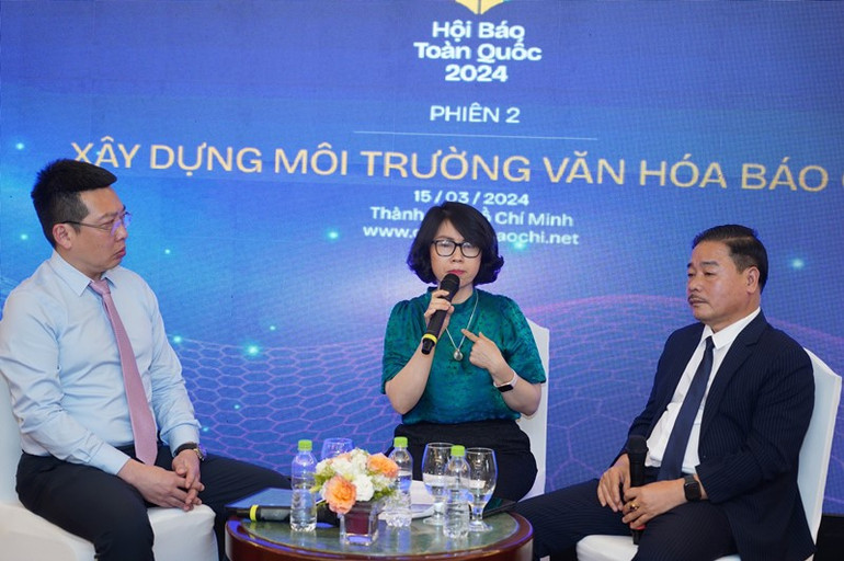 Nhà báo Phan Thanh Phong, Trưởng Ban Nhân Dân hằng tháng (ngồi giữa), Báo Nhân Dân và nhà báo Nguyễn Xuân Hải, Chủ tịch Hội Nhà báo tỉnh Hà Tĩnh (bên phải) trong phiên thảo luận.