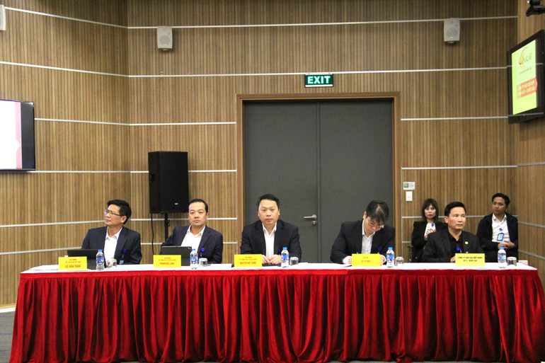 Hai Thứ trưởng Thông tin và Truyền thông Nguyễn Huy Dũng và Phạm Đức Long; đại diện Bộ Tư pháp và Công ty Đấu giá Hợp danh Số 5 Quốc gia trong buổi đấu giá quyền sử dụng tần số. Ảnh: Mic.