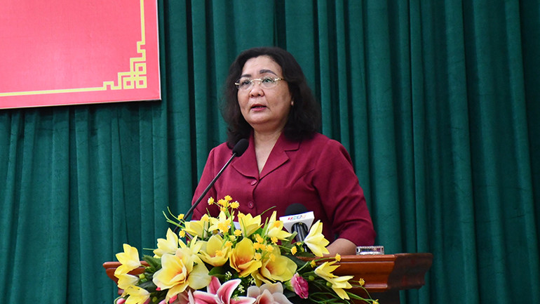 Quyền Bí thư Tỉnh ủy, Chủ tịch Hội đồng nhân dân tỉnh Bến Tre Hồ Thị Hoàng Yến phát biểu chỉ đạo tại hội nghị. (Ảnh: HOÀNG TRUNG)