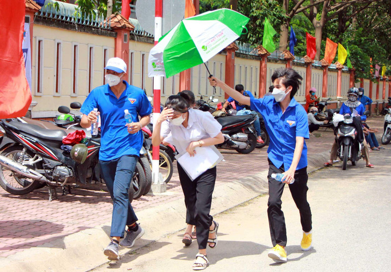 Tình nguyện viên chương trình “Tiếp sức mùa thi” năm 2022 hỗ trợ thí sinh tại các điểm thi ở thành phố Thủ Dầu Một (tỉnh Bình Dương).