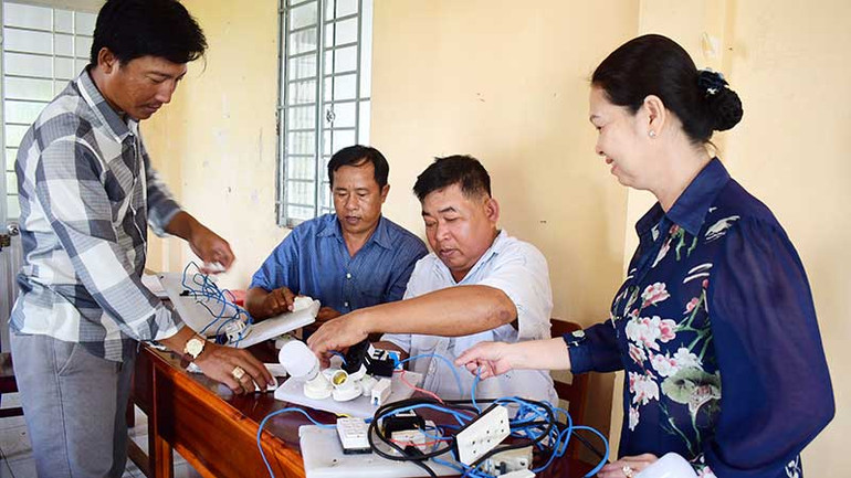 Thanh niên dân tộc Khmer ở tỉnh Kiên Giang được học nghề miễn phí và được hỗ trợ chi phí ăn, đi lại. (Ảnh QUỐC TRINH) Thanh niên dân tộc Khmer ở tỉnh Kiên Giang được học nghề miễn phí và được hỗ trợ chi phí ăn, đi lại. (Ảnh QUỐC TRINH)