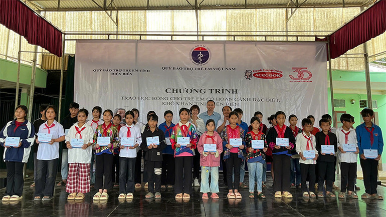 Đoàn công tác trao học bổng từ dự án "Gói mì hạnh phúc" cho trẻ em có hoàn cảnh khó khăn Trường phổ thông dân tộc bán trú - trung học cơ sở Tủa Thàng, xã Tủa Thàng, huyện Tủa Chùa, tỉnh Điện Biên. (Ảnh: NFVC)