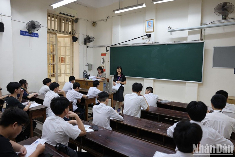 Thí sinh trong phòng thi tại buổi nghe Quy chế, làm thủ tục dự thi. (Ảnh: ĐẠI THẮNG)