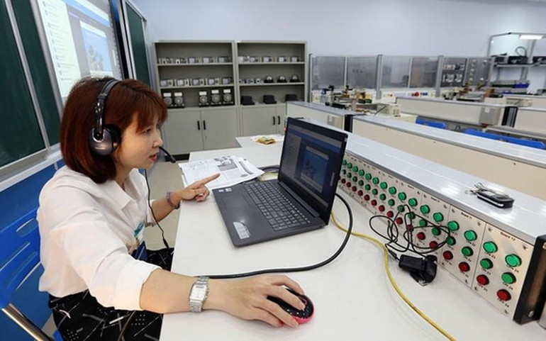 Giảng viên của Trường Cao đẳng Cơ điện Hà Nội dạy qua Hệ thống đào tạo trực tuyến E-Learning trong dịch Covid-19. (Ảnh: Báo Dân sinh)