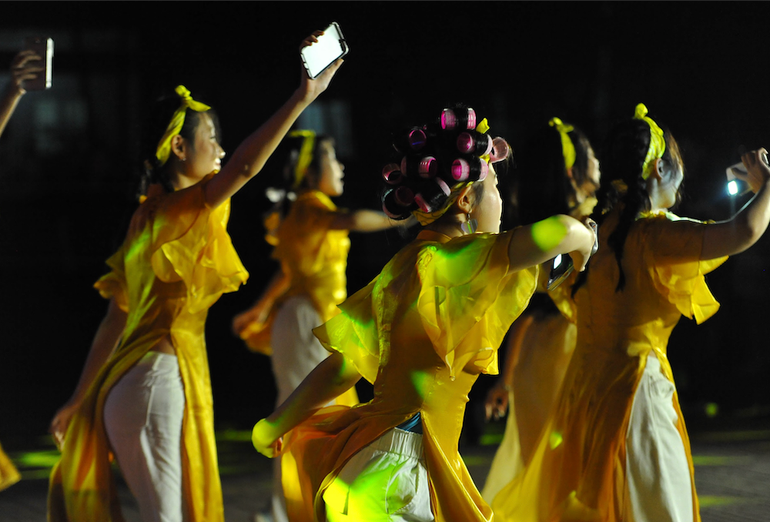 Học sinh Trường THPT Yên Hòa (Hà Nội) biểu diễn chương trình chào Xuân.