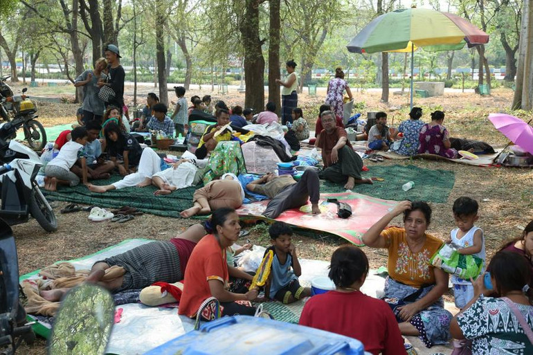 Những người dân bị ảnh hưởng bởi động đất tập trung tại một địa điểm ở Mandalay, Myanmar. (Ảnh: Tân Hoa xã)