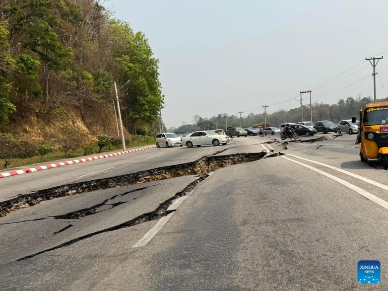 Một con đường bị hư hỏng sau trận động đất tại Nay Pyi Taw, Myanmar. (Ảnh: Tân Hoa xã) Một con đường bị hư hỏng sau trận động đất tại Nay Pyi Taw, Myanmar. (Ảnh: Tân Hoa xã)