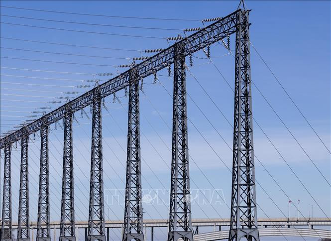 Đường dây điện nối từ trạm điện Sir Adam Beck của Canada tại Niagara Falls, Ontario, Canada, ngày 10/3/2025. (Ảnh: THX/TTXVN)