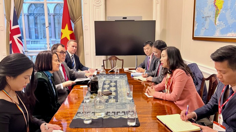 Thứ trưởng Ngoại giao Lê Thị Thu Hằng trao đổi cùng Quốc vụ khanh Bộ Ngoại giao Anh Catherine West. (Ảnh: Bộ Ngoại giao)