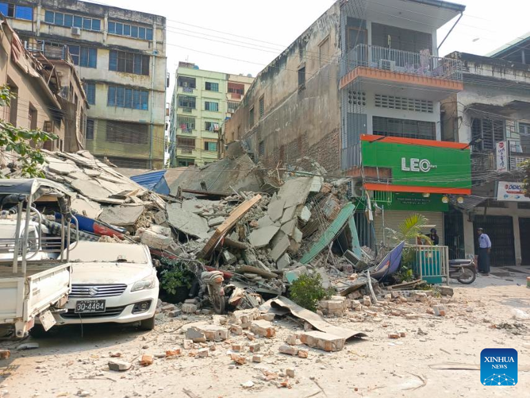 Tòa nhà sụp đổ sau trận động đất ở Mandalay, Myanmar. (Ảnh: Tân Hoa xã) Tòa nhà sụp đổ sau trận động đất ở Mandalay, Myanmar. (Ảnh: Tân Hoa xã)