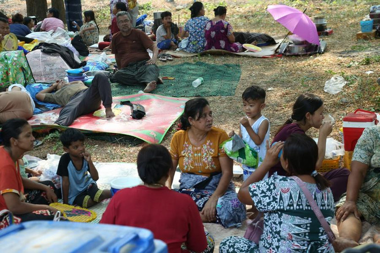 Những người dân bị ảnh hưởng bởi động đất tập trung tại một địa điểm ở Mandalay, Myanmar. (Ảnh: Tân Hoa xã)