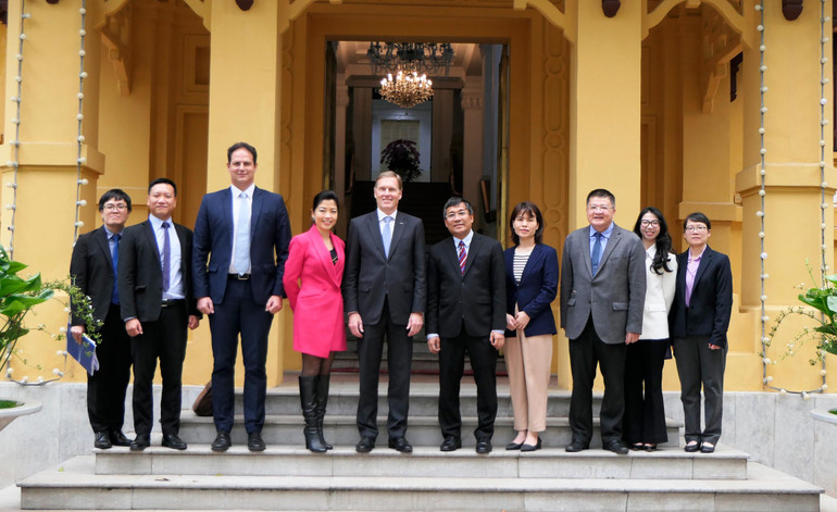 Thứ trưởng Thường trực Ngoại giao Nguyễn Minh Vũ tiếp Phó Chủ tịch điều hành quốc tế tập đoàn Airbus Wouter Van Wersch. (Ảnh: Bộ Ngoại giao)