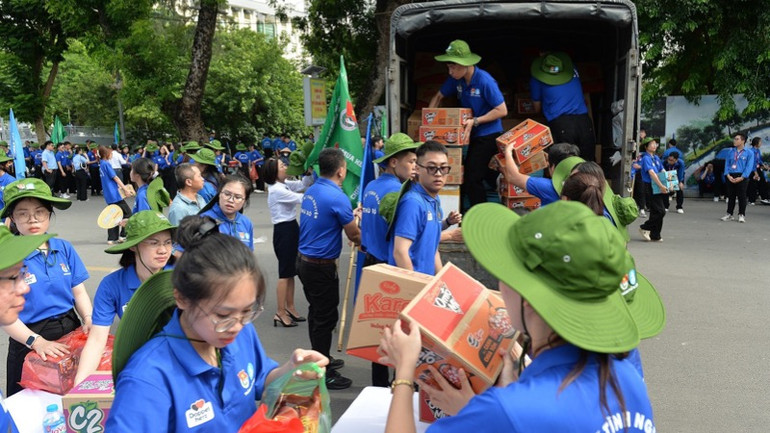 Sinh viên Việt Nam tham gia hoạt động tình nguyện (Ảnh: nhandan.vn)