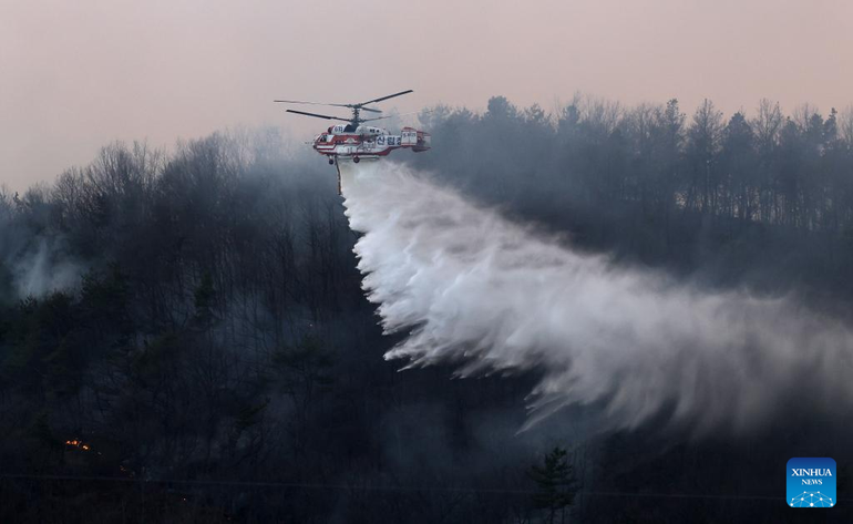Một chiếc trực thăng thả nước dập lửa đám cháy rừng tại tỉnh Bắc Gyeongsang, Hàn Quốc. (Ảnh: Tân Hoa xã) Một chiếc trực thăng thả nước dập lửa đám cháy rừng tại tỉnh Bắc Gyeongsang, Hàn Quốc. (Ảnh: Tân Hoa xã)