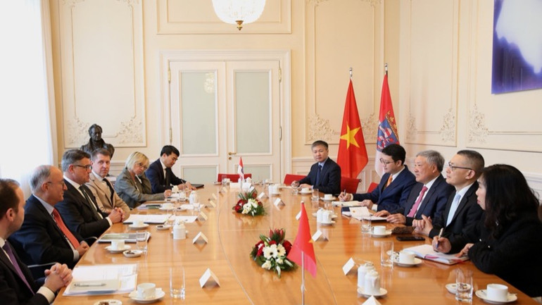 Phó Thủ tướng Thường trực Chính phủ Nguyễn Hòa Bình trao đổi cùng ông Boris Rhein, Thủ hiến bang Hessen, Đức. (Ảnh: Bộ Ngoại giao)