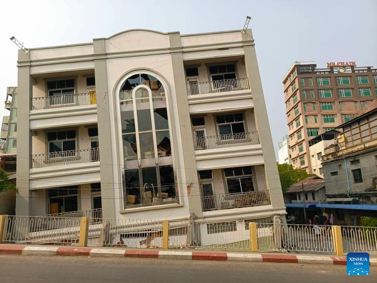 Tòa nhà sụp xuống ở Mandalay, Myanmar. (Ảnh: Tân Hoa xã) Tòa nhà sụp xuống ở Mandalay, Myanmar. (Ảnh: Tân Hoa xã)