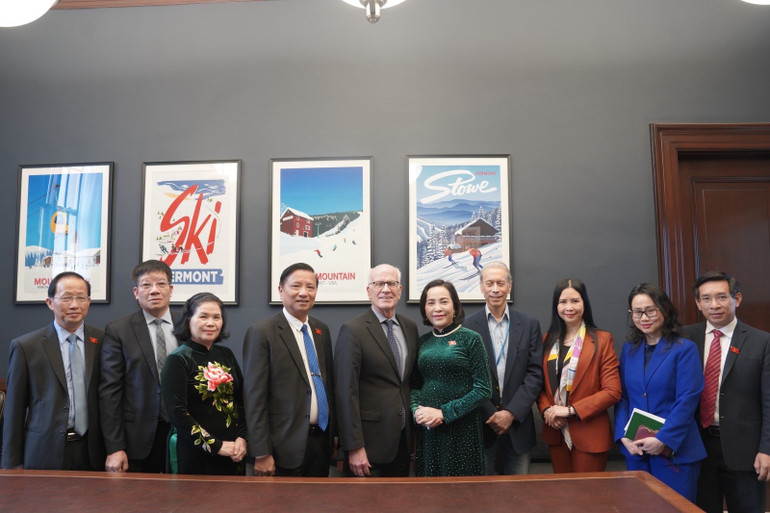 Phó Chủ tịch Quốc hội Nguyễn Thị Thanh gặp Thượng nghị sĩ Peter Welch.