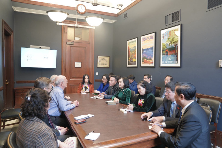 Phó Chủ tịch Quốc hội Nguyễn Thị Thanh gặp Thượng nghị sĩ Peter Welch.