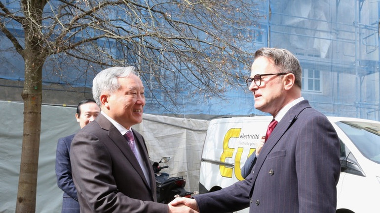 Phó Thủ tướng Thường trực Chính phủ Nguyễn Hòa Bình gặp Phó Thủ tướng, Bộ trưởng Ngoại giao Xavier Bettel. (Ảnh: VGP/Nguyễn Hoàng)