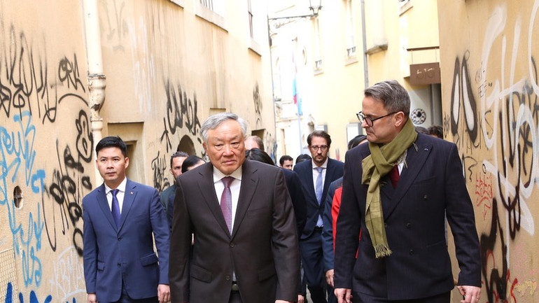 Phó Thủ tướng Thường trực Chính phủ Nguyễn Hòa Bình và Phó Thủ tướng, Bộ trưởng Ngoại giao Xavier Bettel tham quan một số địa điểm nổi tiếng của Luxembourg. (Ảnh: VGP/Nguyễn Hoàng)