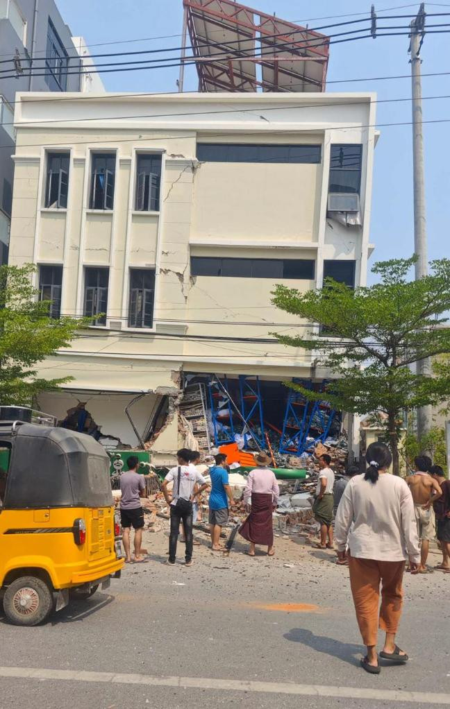 Một toà nhà bị phá hủy sau trận động đất ở Mandalay, Myanmar (Ảnh: Tân Hoa xã)