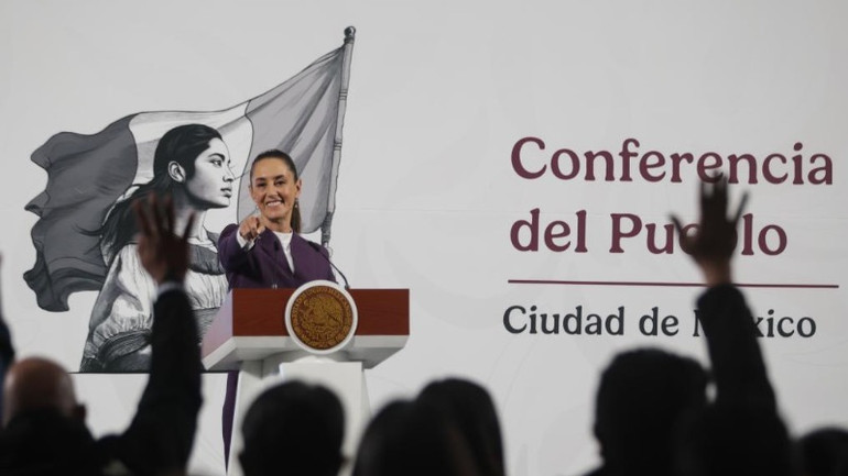 Tổng thống Mexico Claudia Sheinbaum tham dự cuộc họp báo tại Cung điện Quốc gia ở thành phố Mexico, Mexico. (Ảnh: Tân Hoa xã)