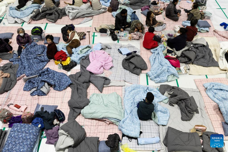 Những người sơ tán do cháy rừng nghỉ ngơi tại một hội trường cộng đồng ở huyện Cheongsong, tỉnh Bắc Gyeongsang, Hàn Quốc. (Ảnh: Tân Hoa xã) Những người sơ tán do cháy rừng nghỉ ngơi tại một hội trường cộng đồng ở huyện Cheongsong, tỉnh Bắc Gyeongsang, Hàn Quốc. (Ảnh: Tân Hoa xã)