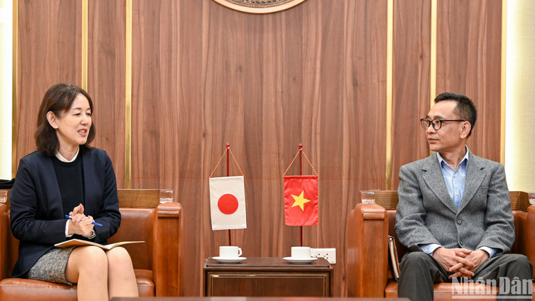 Đồng chí Chu Hồng Thắng trao đổi cùng bà Ogawa Megumi.