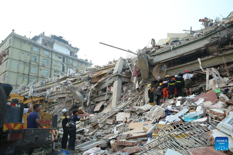 Lực lượng cứu hộ triển khai tại Mandalay Myanmar ngày 30/3/2025 (Ảnh: Tân Hoa xã)