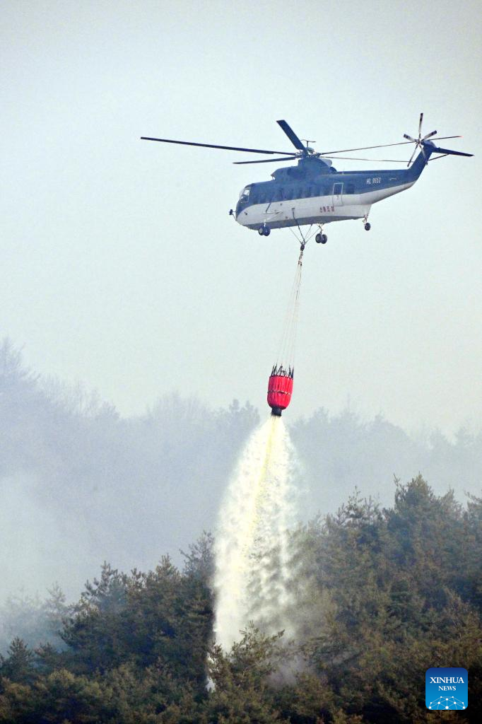 Một chiếc trực thăng dập lửa ở tỉnh Nam Gyeongsang, Hàn Quốc, vào ngày 26/3/2025. (Ảnh: Tân Hoa xã) Một chiếc trực thăng dập lửa ở tỉnh Nam Gyeongsang, Hàn Quốc, vào ngày 26/3/2025. (Ảnh: Tân Hoa xã)
