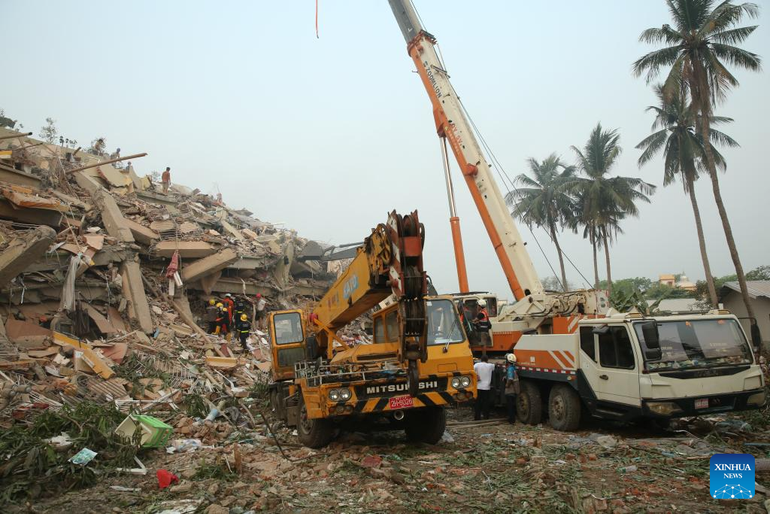 Lực lượng cứu hộ triển khai tại Mandalay Myanmar ngày 30/3/2025 (Ảnh: Tân Hoa xã)