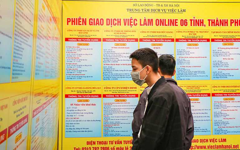 Lao động tìm hiểu thông tin thị trường lao động tại Trung tâm Dịch vụ việc làm Hà Nội. (Ảnh: Nhật Quang)