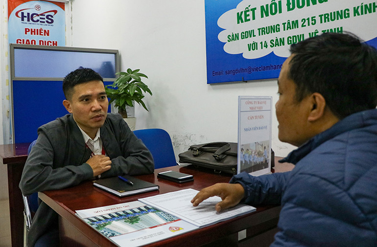 Một phiên giao dịch việc làm của Trung tâm Dịch vụ việc làm Hà Nội. (Ảnh: Nhật Quang)