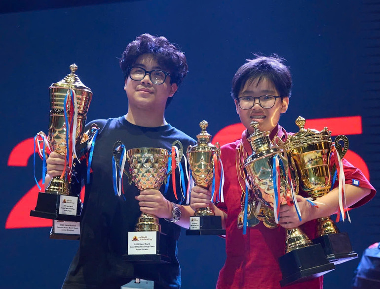 Ngũ Tô Duy (bên trái) và Phạm Trường Giang - Giải Jac Khor Award Ngũ Tô Duy (bên trái) và Phạm Trường Giang - Giải Jac Khor Award